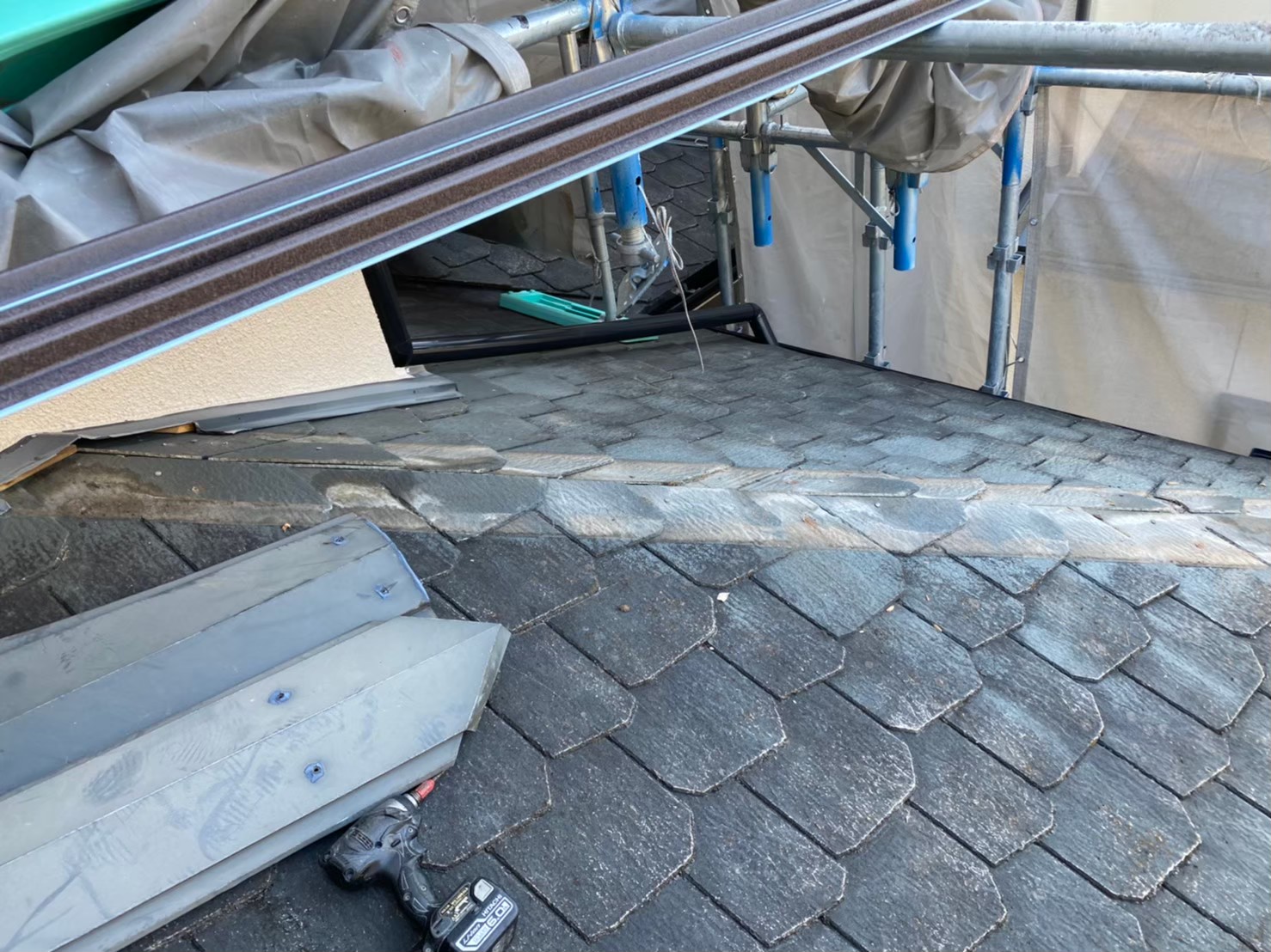 棟板金を撤去工事開始